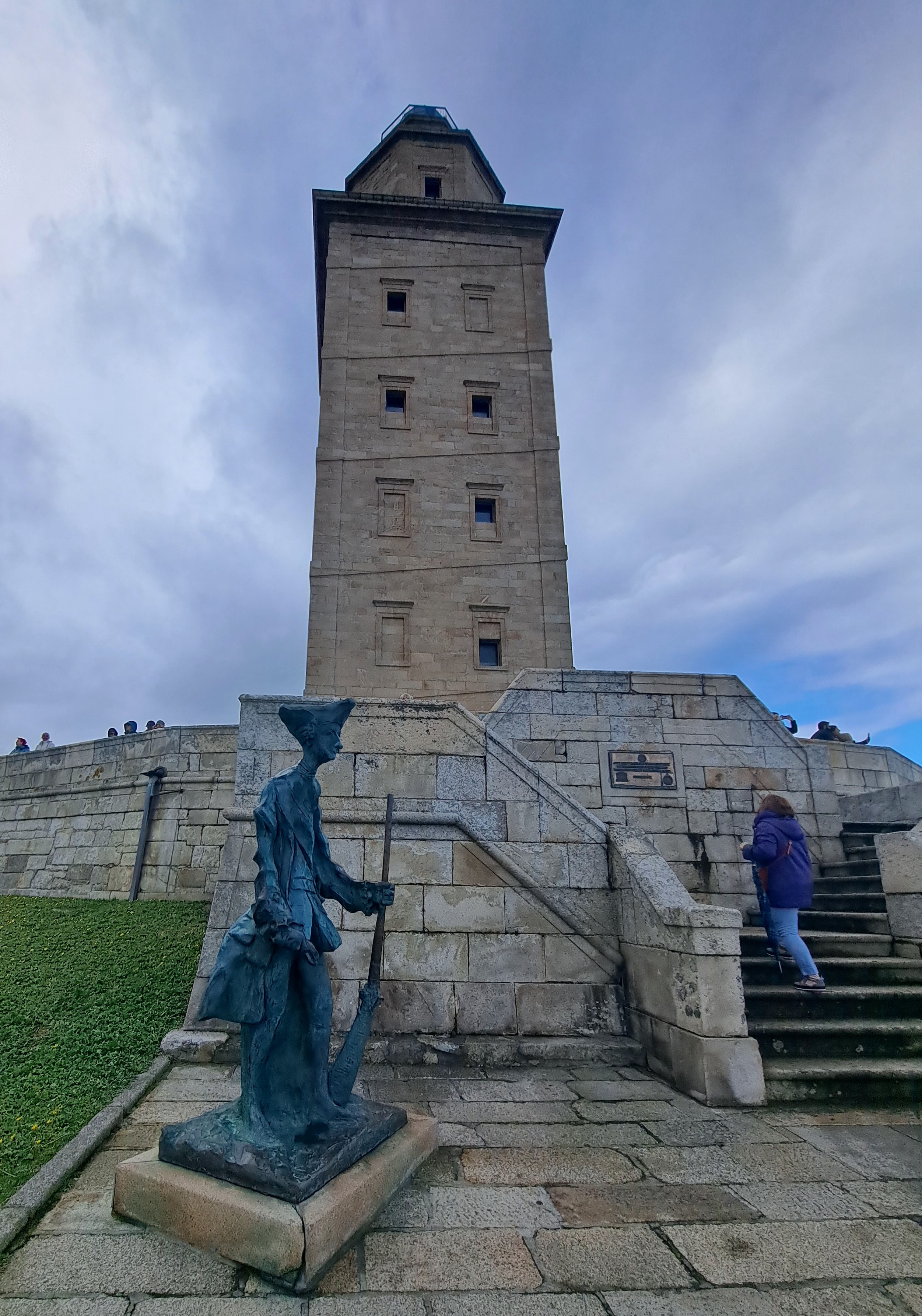 Ampliar: Torre de Hércules, escultura de Carlos III de Pablo Serrano. Foto F.Senén